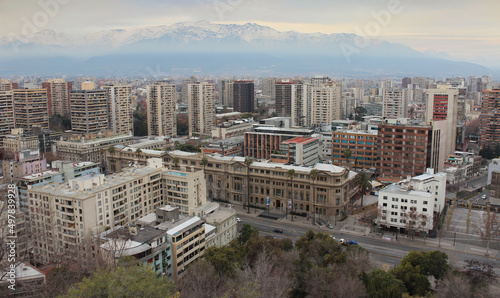 Santiago, capital do Chile, vista panorâmica e fundo com montanhas da cordilheira dos Andes
 photo