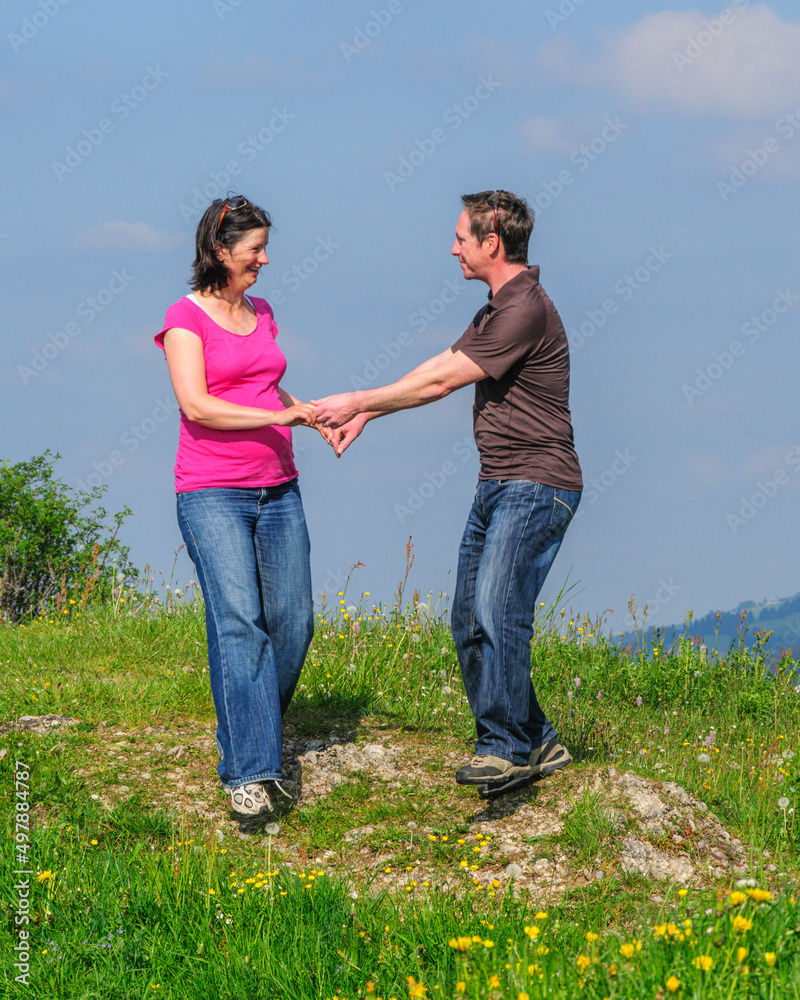 Naturgenuß zu zweit in frühlingshafter Landschaft Naturgenuß zu zweit in frühlingshafter Landschaft