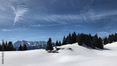 Eingeschneite Almhütte oberhalb von Kössen, Alpen, Tirol, Österreich © Michael Thaler