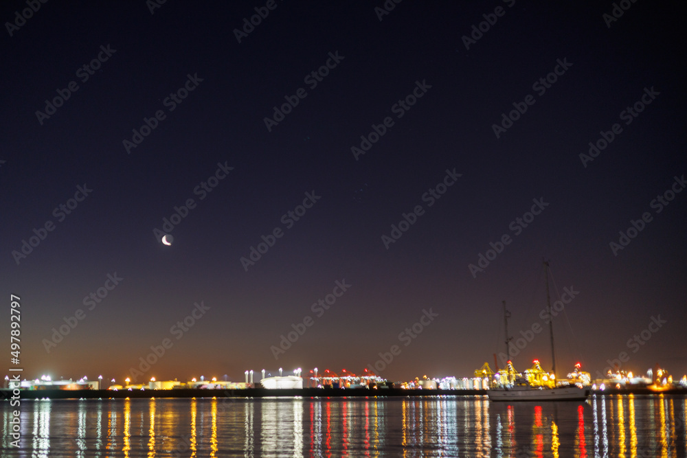 Fototapeta premium La Perouseの夕日と月とシドニー空港のライトアップ