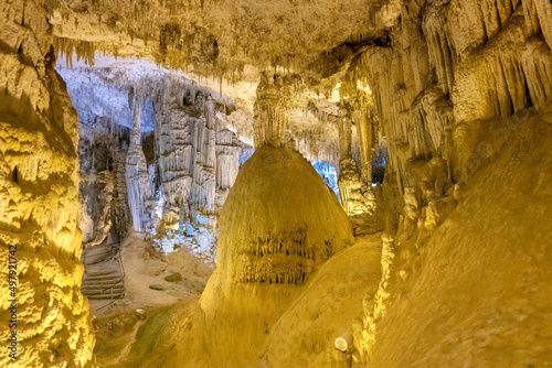 interno della grotta di nettuno in sardegna