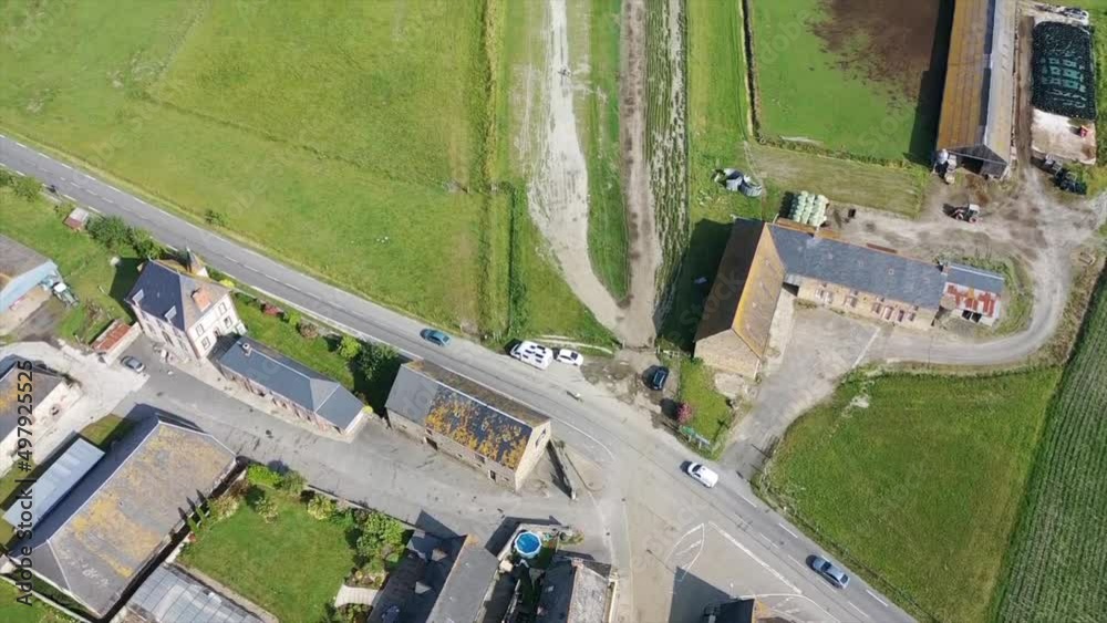 Drohnenaufnahme, Drohnenflug über grüne Salzwiesen, Schwenk zum historischen Kloster Le Mont Saint Michel und den Zufahrtsdamm, Pontorson, Département Manche, Normandie, Frankreich
