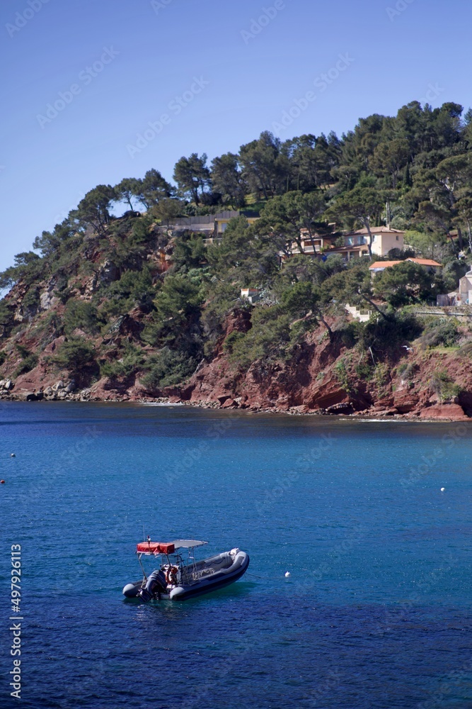 Petit bateau de pêcheur avec paysage côte - tourisme vacances Toulon