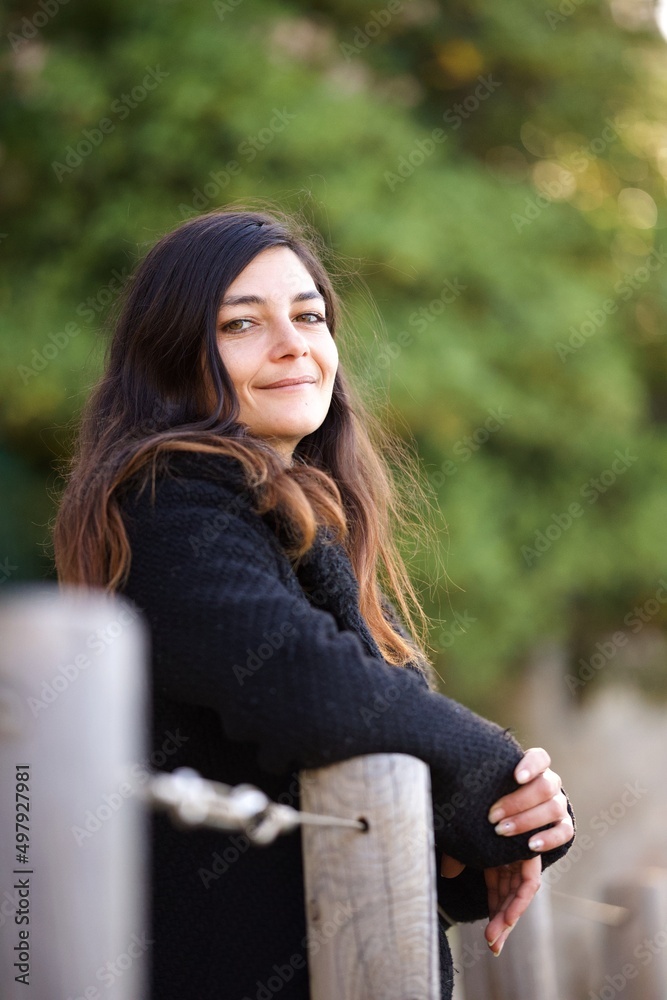 Jeune femme portrait sourire - content heureuse rire Jeune femme portrait sourire - content heureuse rire