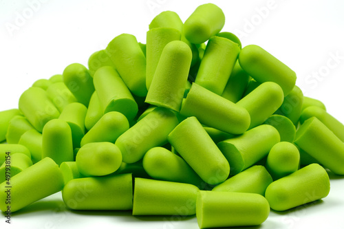 Foto A bunch of light green earplugs,on a white background