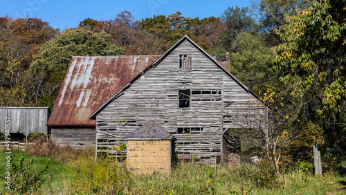 Φωτογραφία Rural countryside farm landscape with aging dilapidated barn