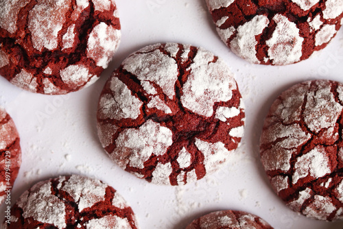 Foto Red velvet crinkle cookies on a white baking paper