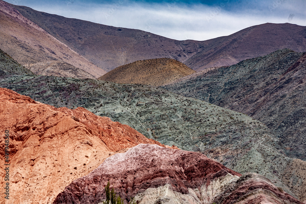 Paesaggio tra cielo e montagne nella terra del fuoco cin i colori caldi delle montagne.  (Argentina)