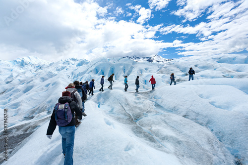 Escursione di un gruppo di trekkers nei ghiacciai della Patagonia photo