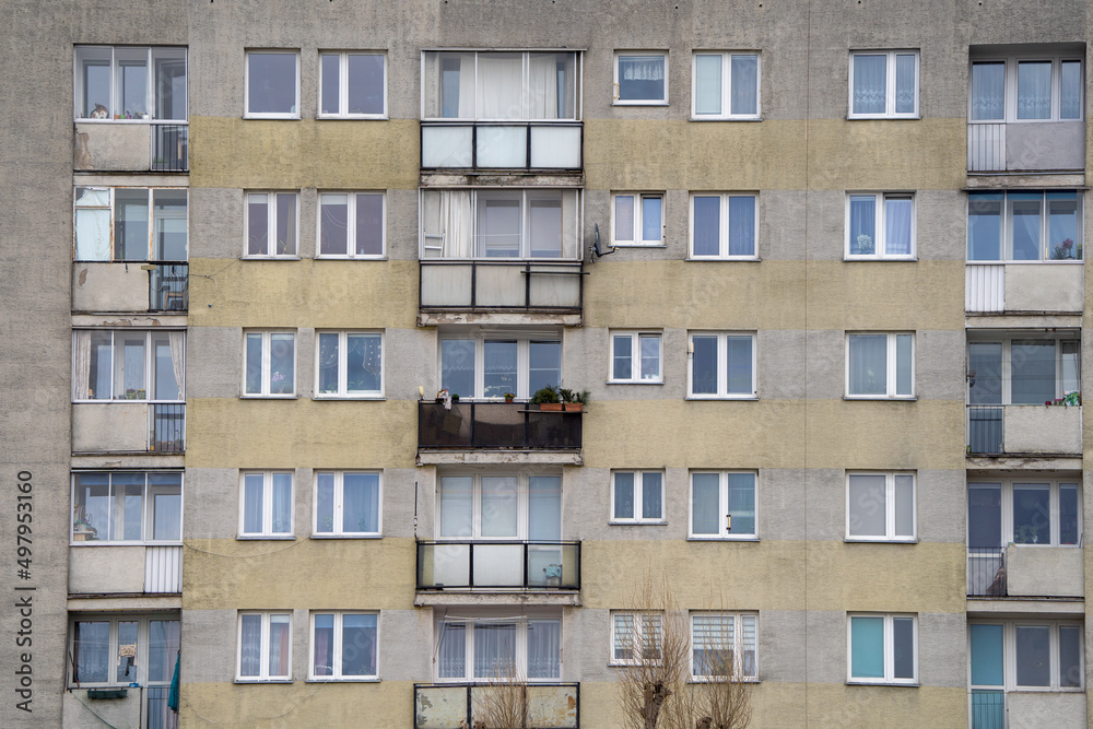 Bloki z wielkiej płyty, zbliżenie na okna i balkony