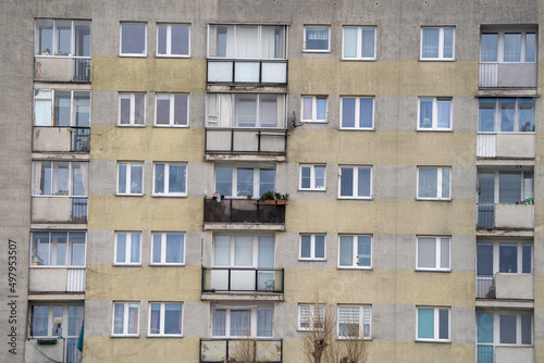 Bloki z wielkiej płyty, zbliżenie na okna i balkony © Arkadiusz