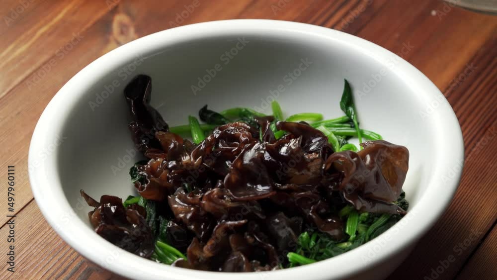 Nutritious and refreshing small cold dish - fungus mixed with spinach Nutritious and refreshing small cold dish - fungus mixed with spinach