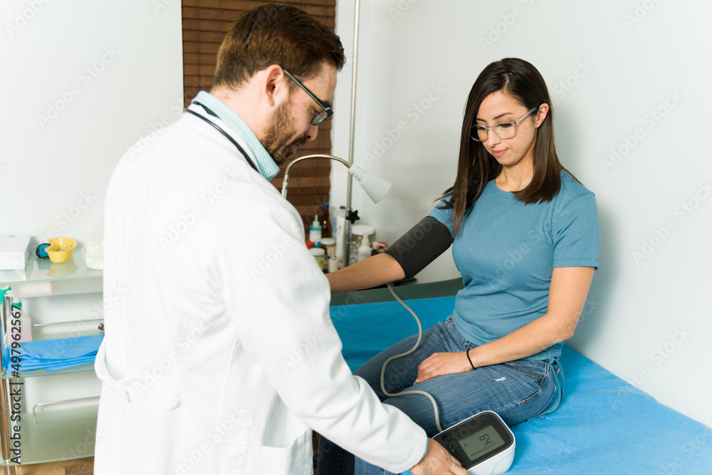 Obraz premium Female patient getting a check-up