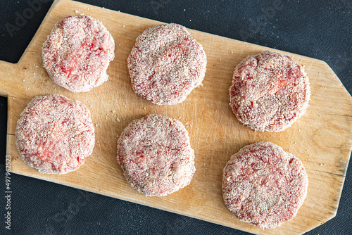 Fotografia raw cutlet meat breadcrumbs pork, beef, lamb, chicken fresh cutlets healthy meal