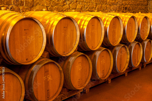 Ein Weinkeller dient als Lagerraum für Wein in Fässern photo