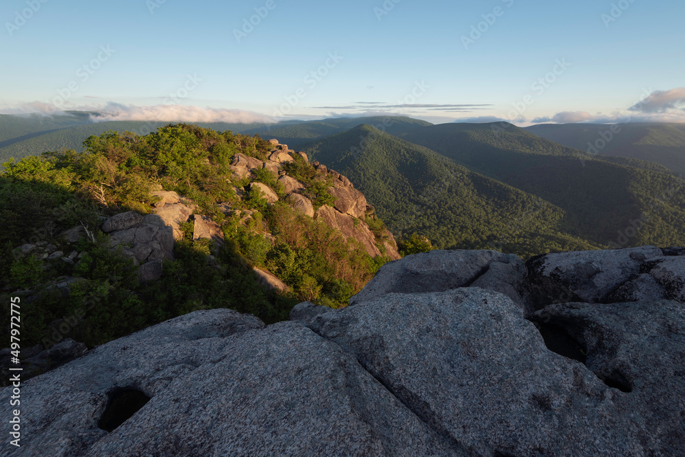 Foto Morning light illuminating the rocky summit of Old Rag Mountain during a springtime sunrise