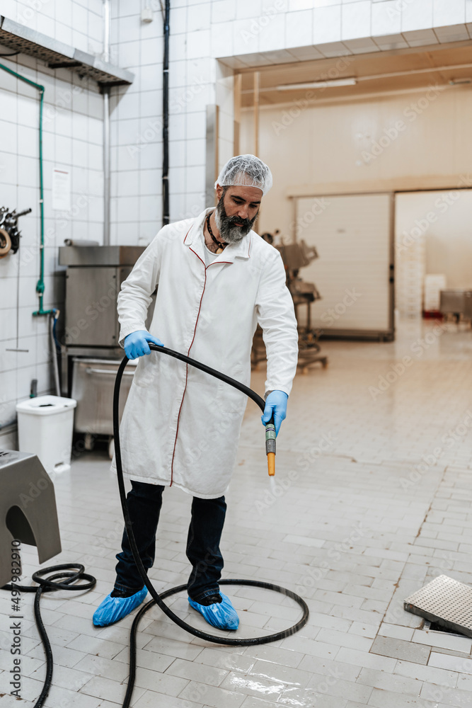 Fotka „Middle age male working in industrial slaughterhouse and