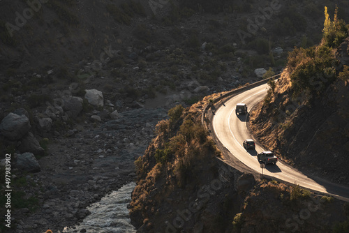 Fotografía Vehicles driving in a road towards the sun at the sunset at San José de Maipo, R