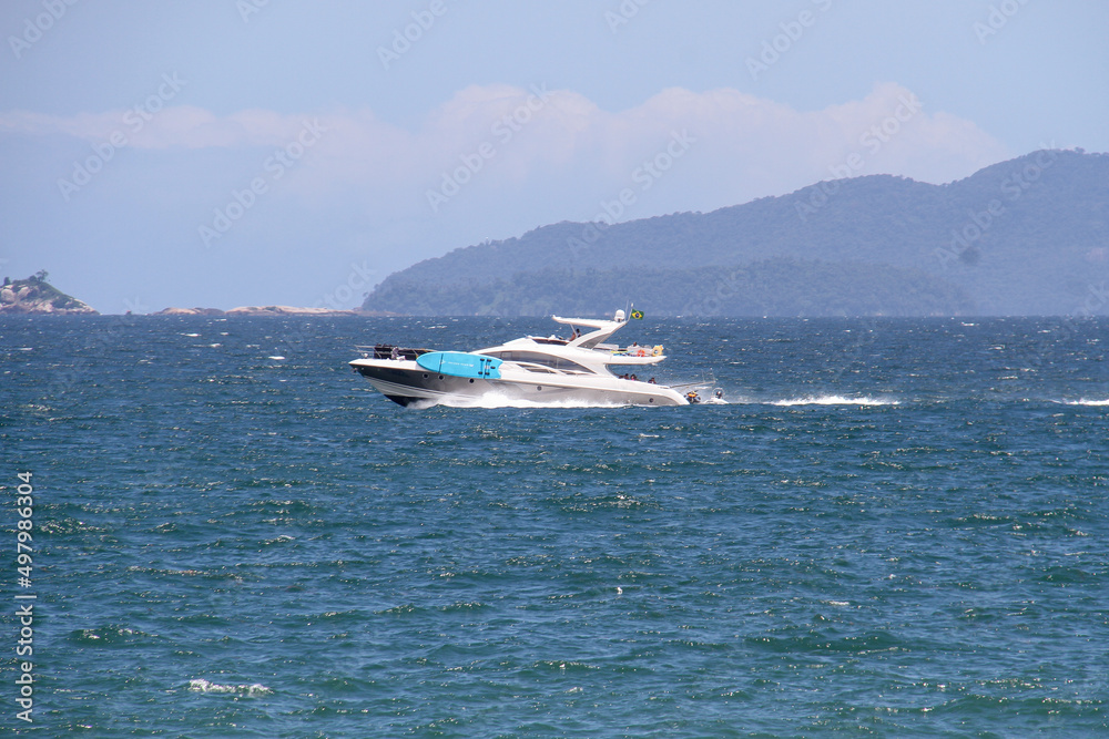 Obraz premium Motor boat, speedboat in the sea of ​​Brazil, aerial view