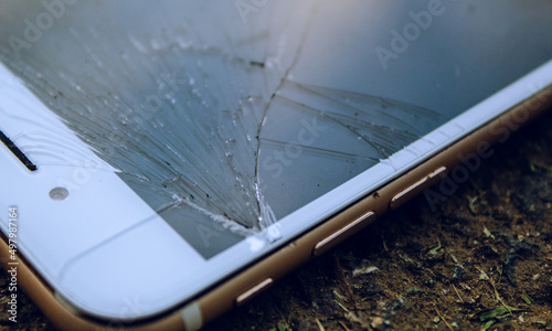 Cuadro en lienzo móvil roto partida la pantalla en el suelo