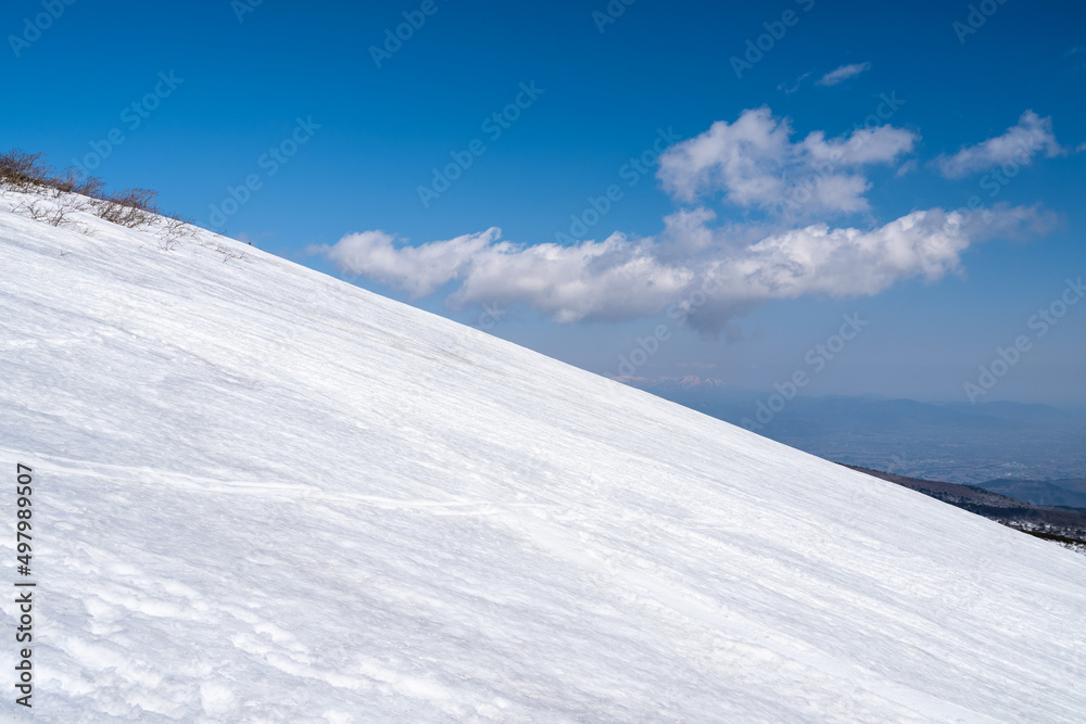 冬の安達太良山あだたらロープウェイ山頂駅から安達太良山頂間の雪斜面
