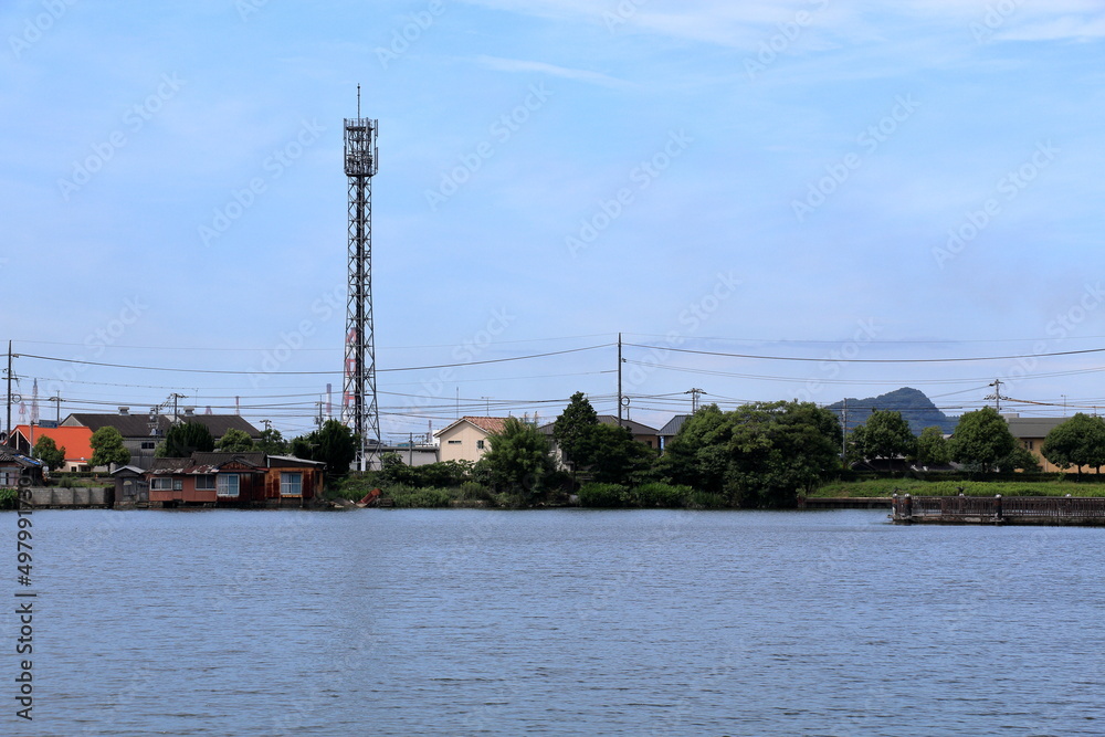 鉄塔と池