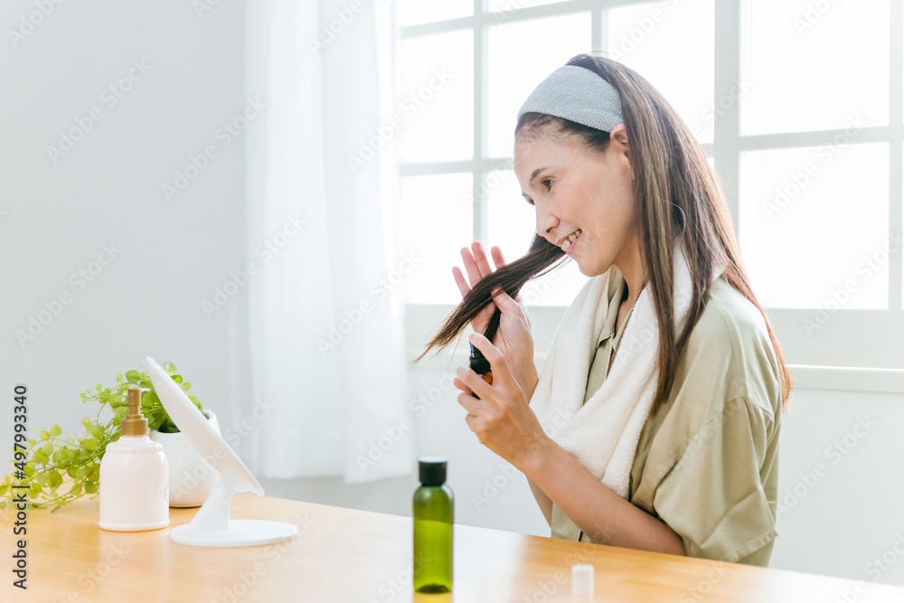ヘアケア商品を使うミドル世代の女性（笑顔） Stock Photo | Adobe Stock