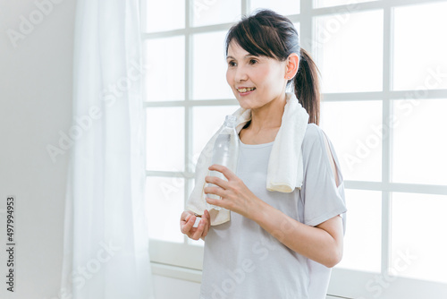 室内でトレーニング後にペットボトルの水を飲む中高年女性(水分補給)
Free Download 室内でトレーニング後にペットボトルの水を飲む中高年女性(水分補給)
- GFXLoad