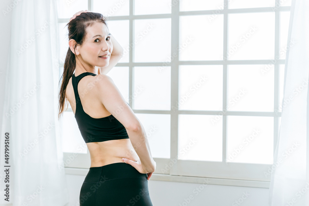 エクササイズ・ダイエットする美ボディの笑顔の中高年女性(笑顔) エクササイズ・ダイエットする美ボディの笑顔の中高年女性(笑顔)