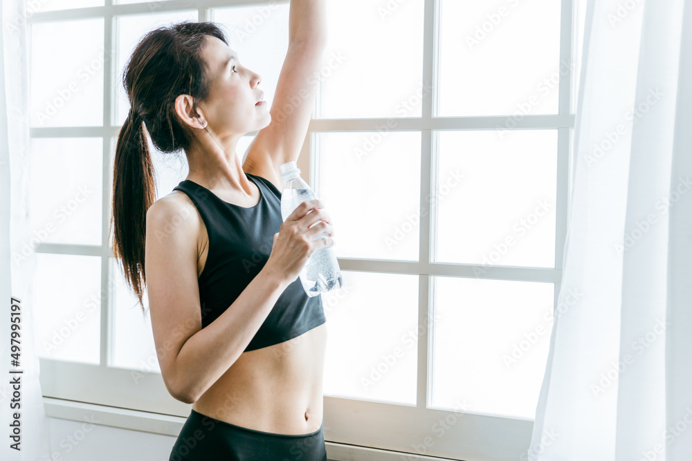 水を飲む中高年女性(美魔女・美ボディ・ダイエット・トレーニング) 水を飲む中高年女性(美魔女・美ボディ・ダイエット・トレーニング)