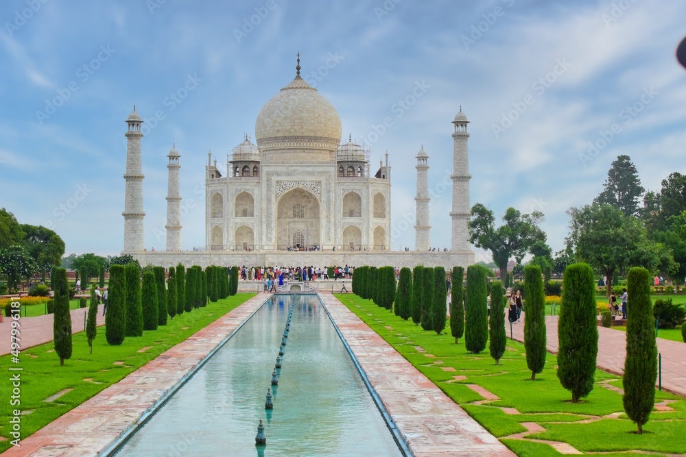 Taj mahal front view with water fountain