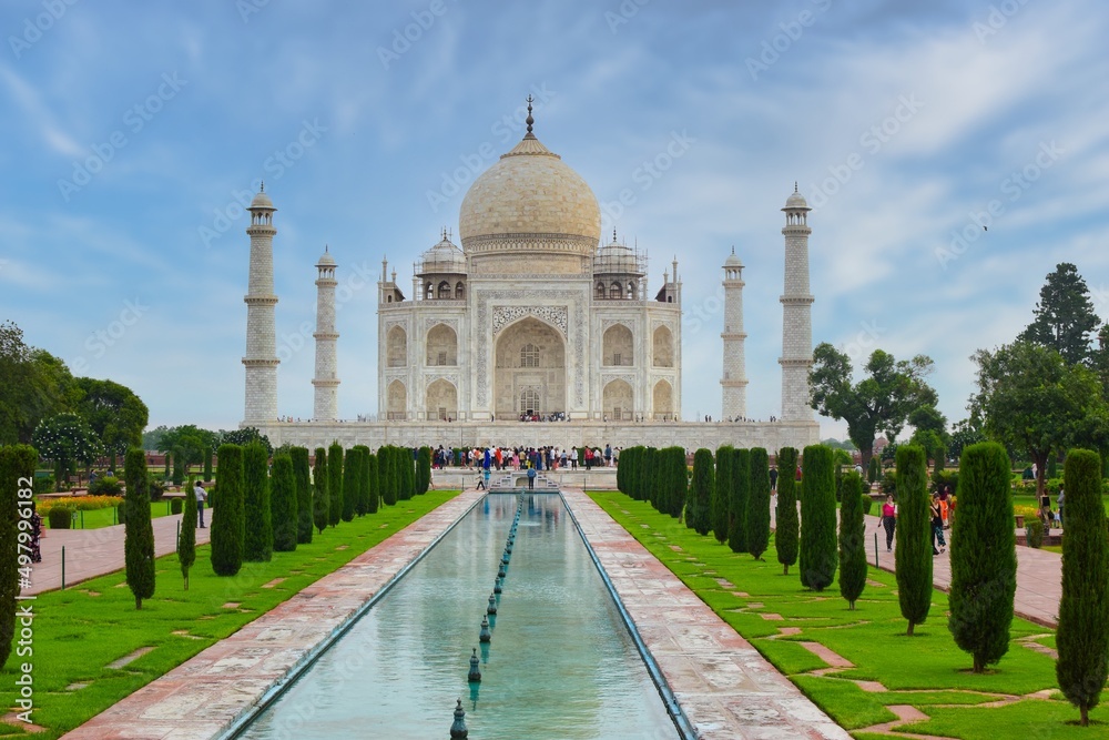 Taj mahal front view with water fountains