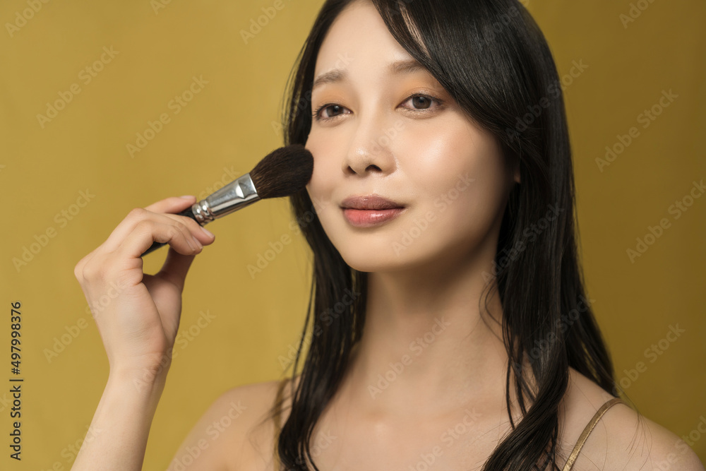 艶感のあるメイクする女性 艶感のあるメイクする女性
