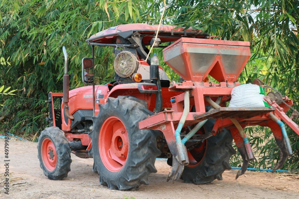 Obraz premium old red tractor