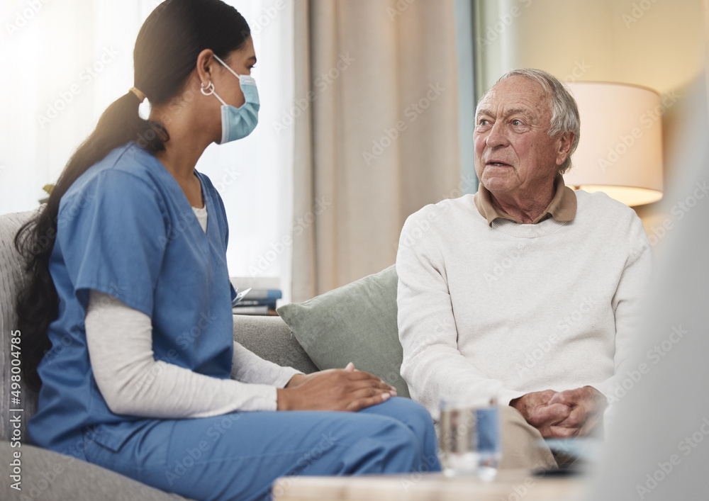 Obraz premium Taking care of you is her passion. Shot of a young female nurse having a checkup with an elderly patient at home.