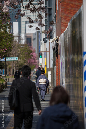春の名古屋の街並みで歩いている人々の姿と着物姿の女性の風景