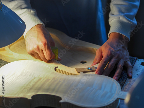 Fotografie luthier working on a new violin in his workshop