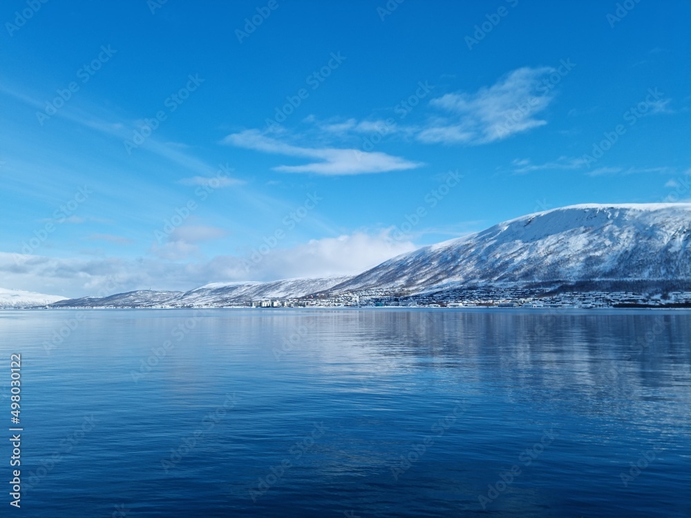 landscape photo of the Tromsdalen side, taken from the tromsoe city island side