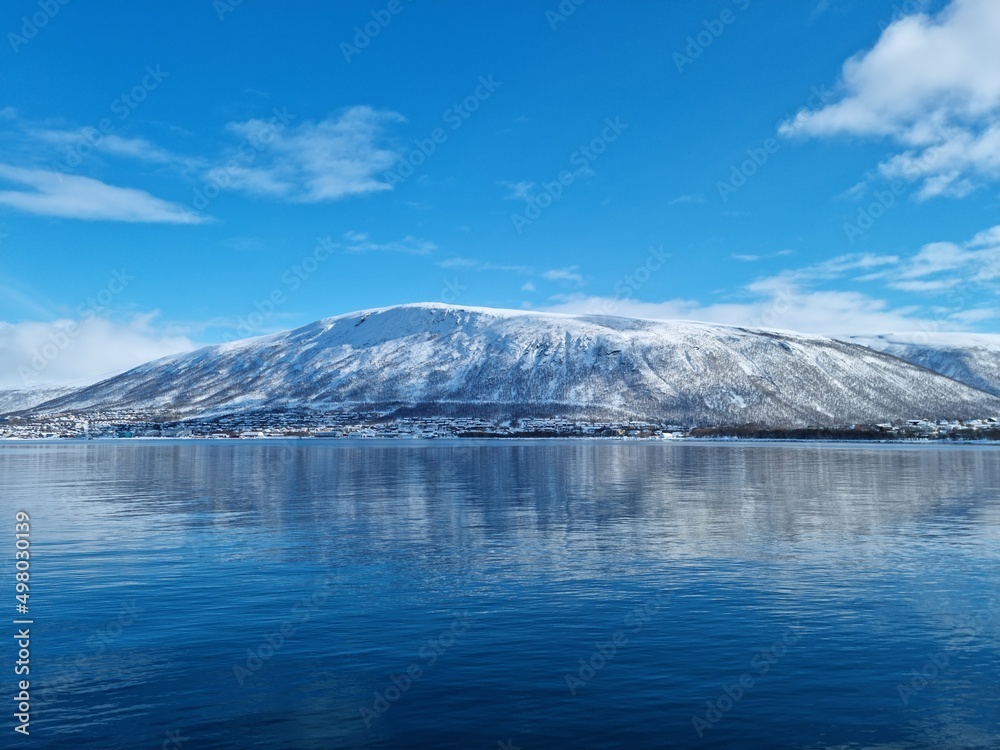 landscape photo of the Tromsdalen side, taken from the tromsoe city island side