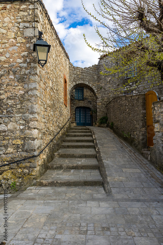 Ruelle du village médiéval des Matelles (Occitanie, France)