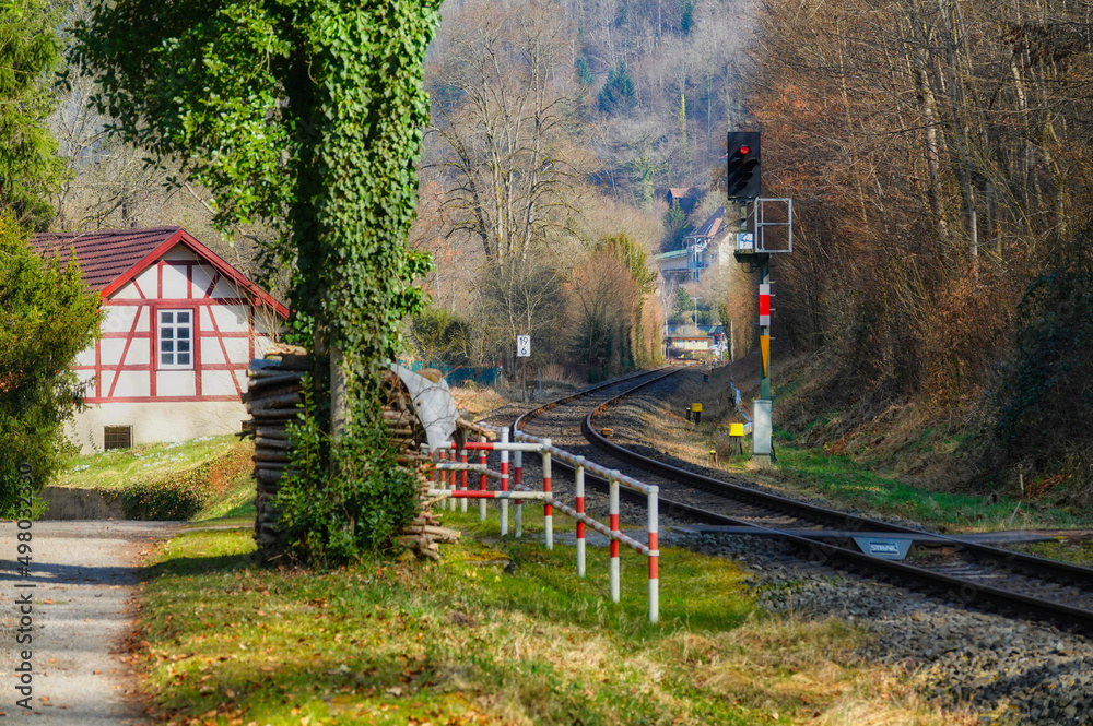 Die Zuggleise entlang des Kurparks in Richtung Bad Liebenzell im Schwarzwald Die Zuggleise entlang des Kurparks in Richtung Bad Liebenzell im Schwarzwald