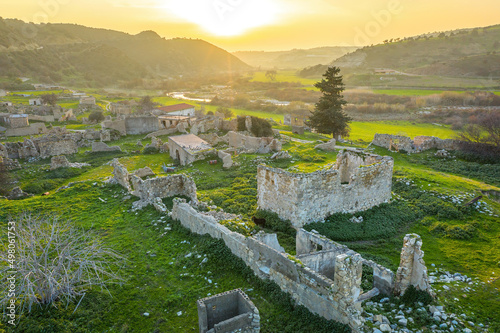 Fotografie Ruins of traditional stone house