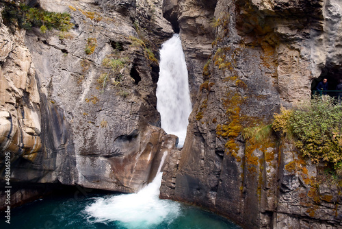  The narrow Falls Jaspe falls between the stone walls to the lake