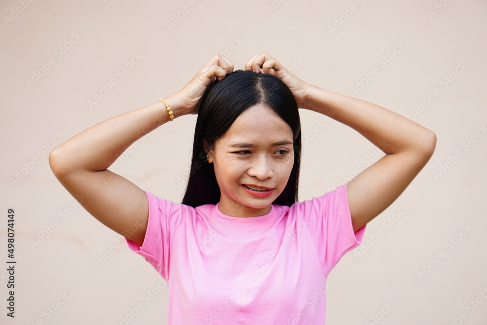 woman has itching on her head.