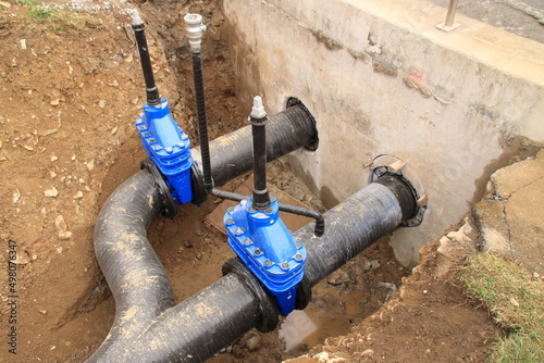 Wallpaper Mural Absperrschieber und Notumgehungsschieber vor einem Belebungsbecken in einer Kläranlage Torontodigital.ca