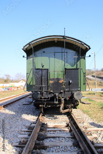Plattform für Passagiere an einem alten Eisenbahnwagen