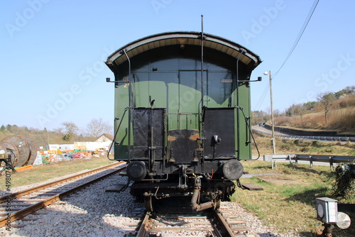 Plattform für Passagiere an einem alten Eisenbahnwagen photo