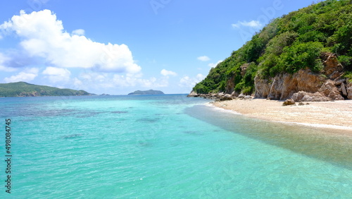 Fototapeta Naklejka Na Ścianę i Meble -  Beautiful tropical beach with white sand and clear water at Kho Kham Island, Chonburi Province, Thailand.