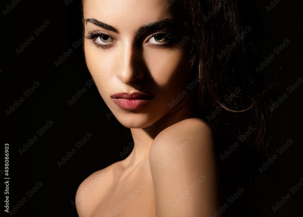 Fototapeta premium Modella su sfondo nero