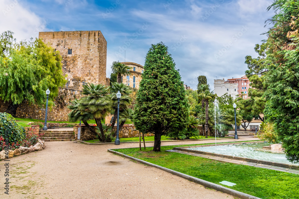 Obraz premium A view across the Miracle Park in the city of Tarragona on a spring day